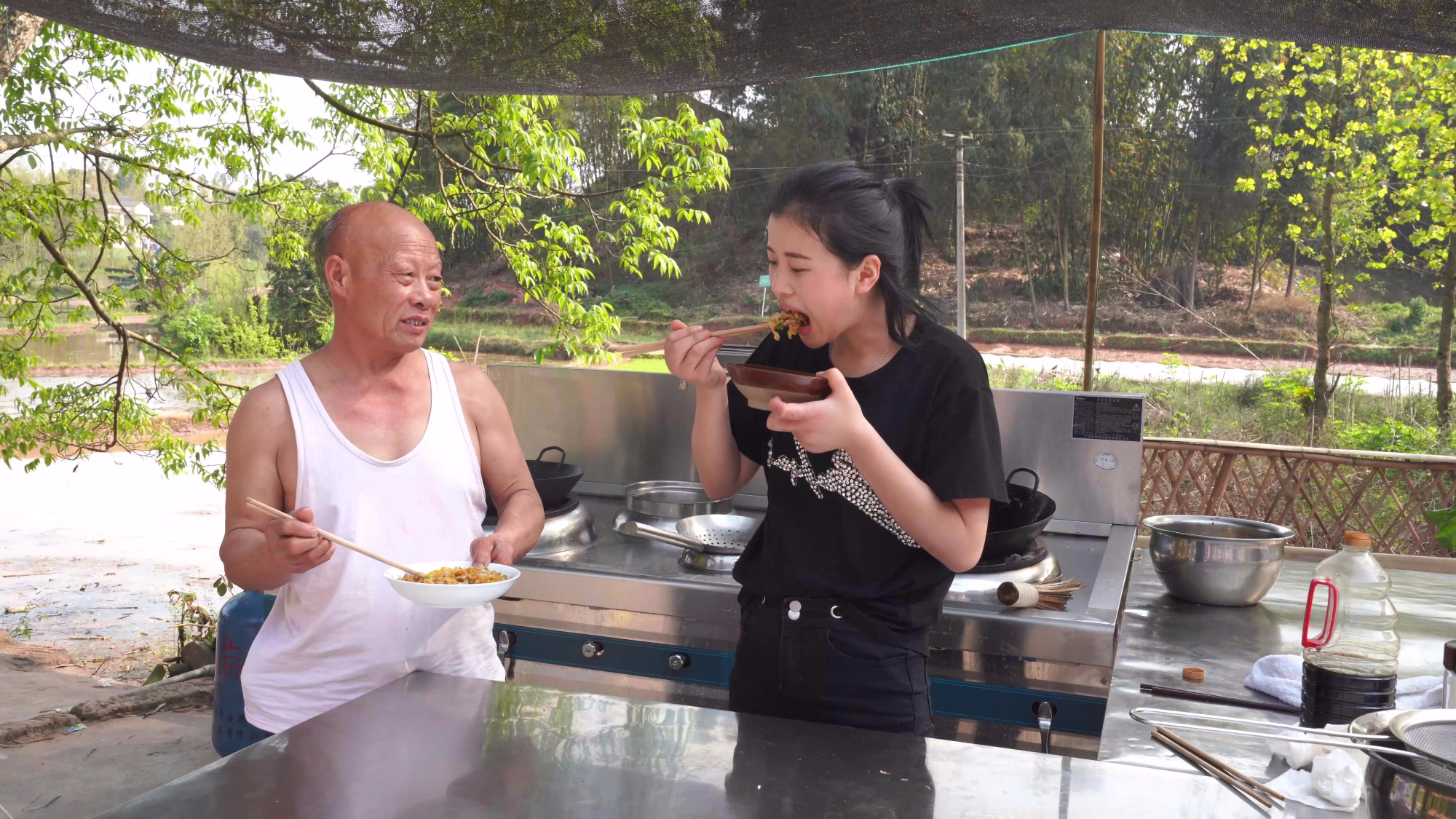 漆二娃vlog:今天来份不一样的蛋炒饭,四伯爷说我创造了奇迹